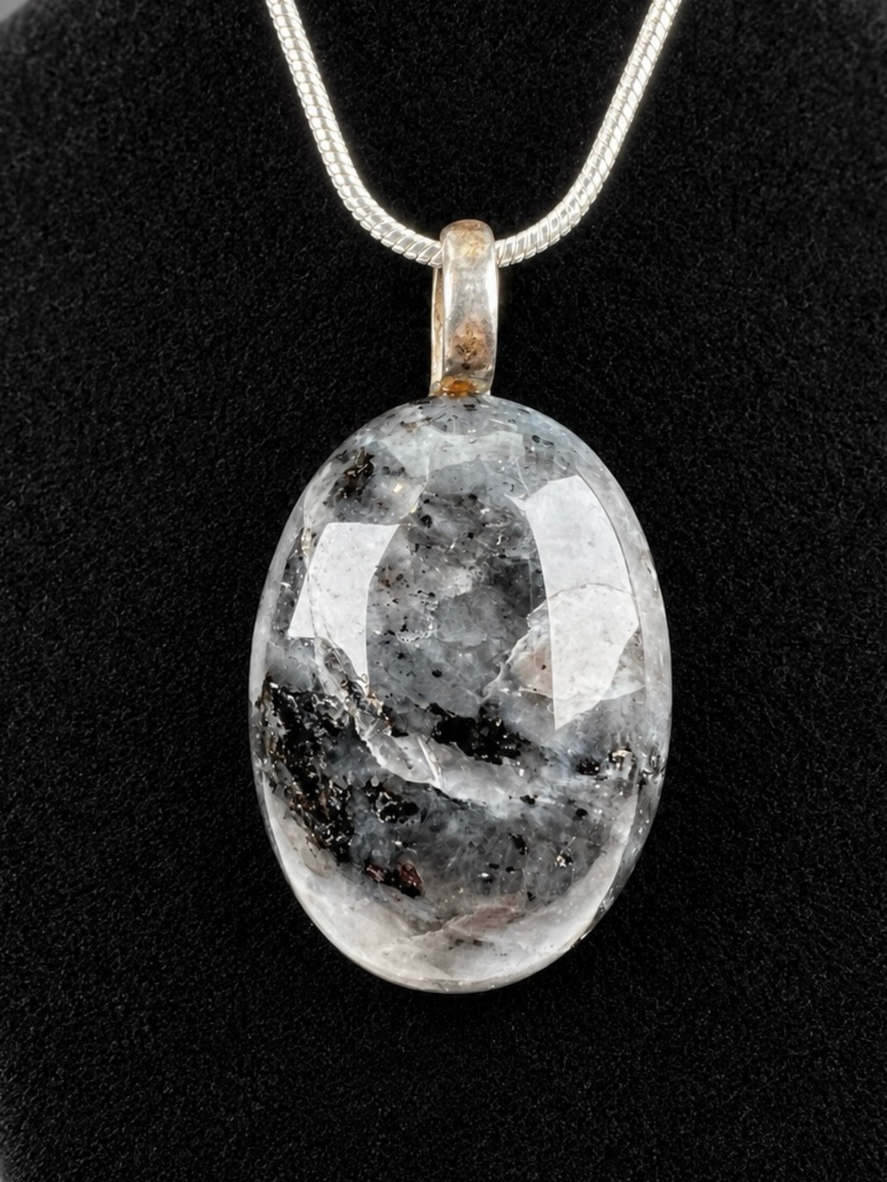 Beautiful Silvertone and green gemstone vintage pendant necklace